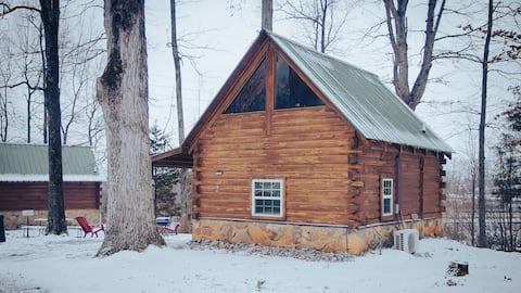 Log Cabin Retreat near Green River Lake Sleeps 5!