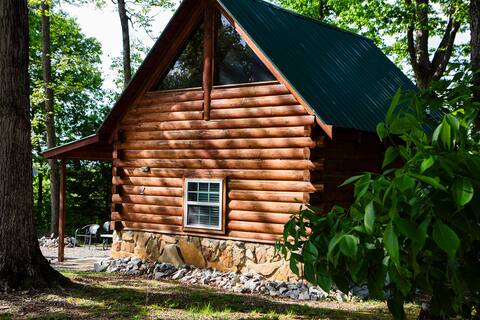 Log Cabin Retreat near Green River Lake Sleeps 5!