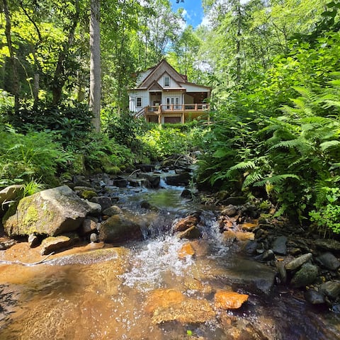 Top Airbnb: Creek View, Hot Tub, FirePit, Deck, WiFi, 40 acres in Highlands / Franklin