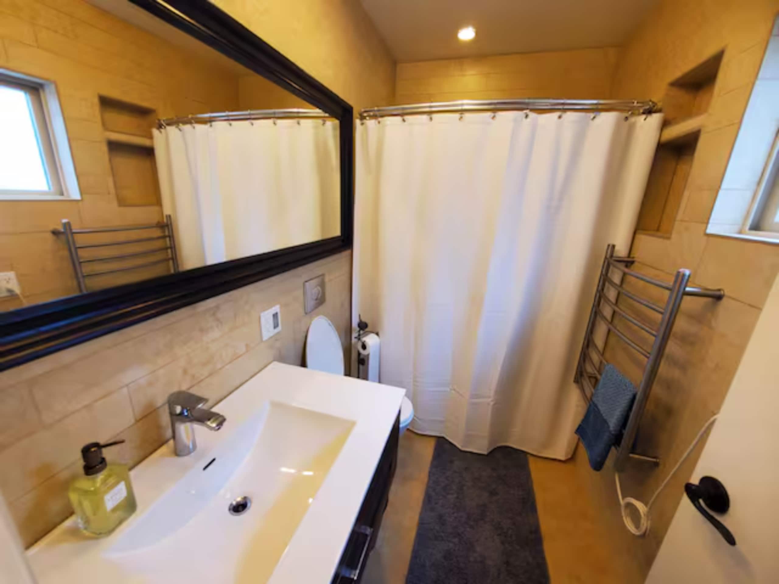 Home in San Francisco · ★5.0 · 4 bedrooms · 4 beds · 2 baths - Image 45