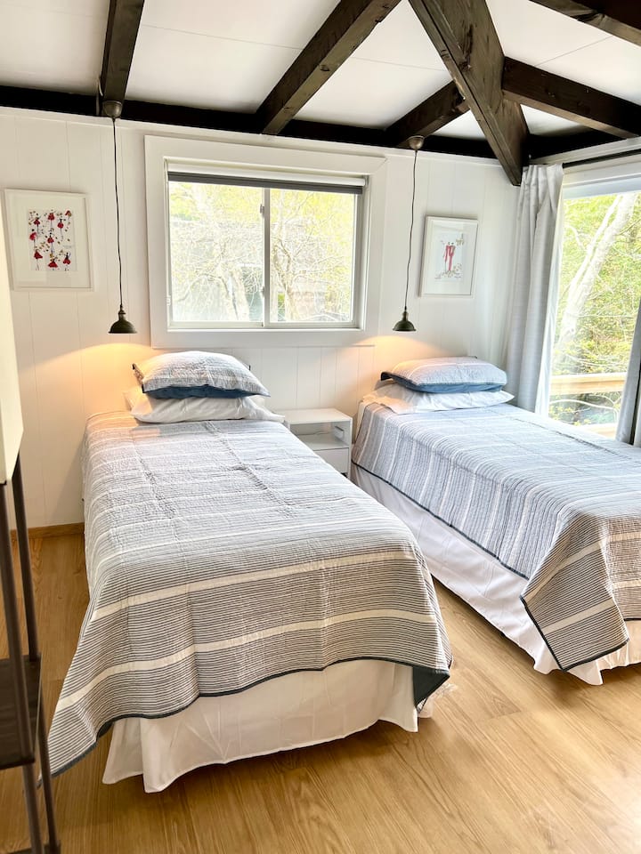 Picha iliyopigwa Mei 2024: Picha inaonyesha vitanda viwili pacha vya XL vilivyotenganishwa