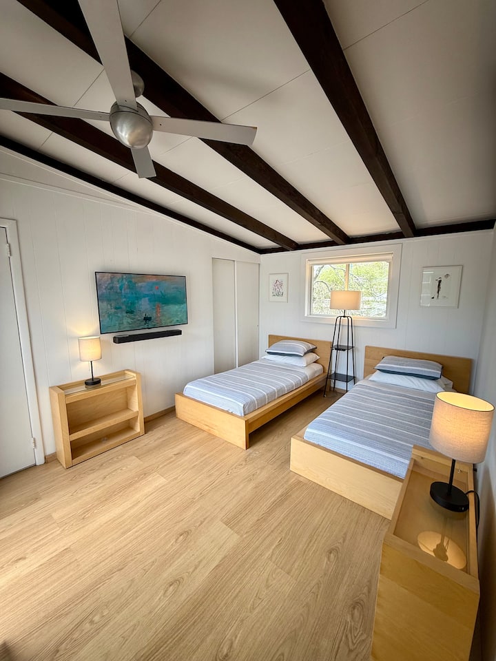 Picha iliyopigwa mwezi Mei mwaka 2025: Chumba cha 2 cha kulala kina vitanda viwili pacha, milango ya baraza inayoelekea kwenye sitaha na bafu la pamoja la mtindo wa "Jack-and-Jack" (Bafu la 2), ikichanganya starehe, urahisi na mtiririko wa ndani na nje.