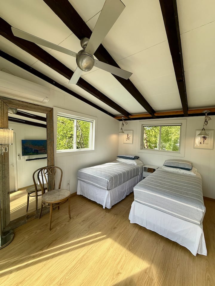 Picha iliyopigwa mnamo Mei 2025:Chumba cha 3 cha kulala kina vitanda viwili pacha vya XL (ambavyo vinaweza kuunganishwa na kibadilishaji cha mapacha hadi juu ambacho kinatolewa, pamoja na mashuka ya ukubwa wa kifalme), milango ya baraza inayoelekea kwenye sitaha na bafu la pamoja la mtindo wa "Jack-and-Jack" (Bafu 2). 