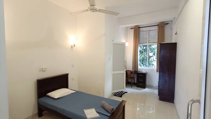 חדר יחיד
חדר רחצה פרטי צמוד, מאוורר תקרה, שולחן כתיבה, ארון וקולב.