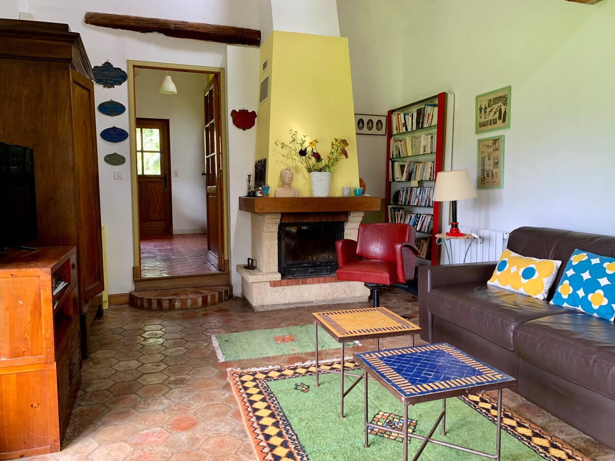 Le séjour s’ouvre sur la grande cour verdoyante de la ferme.  Des livres, des dvd et des jeux sont à votre disposition pendant votre séjour en cas de mauvais temps ;)