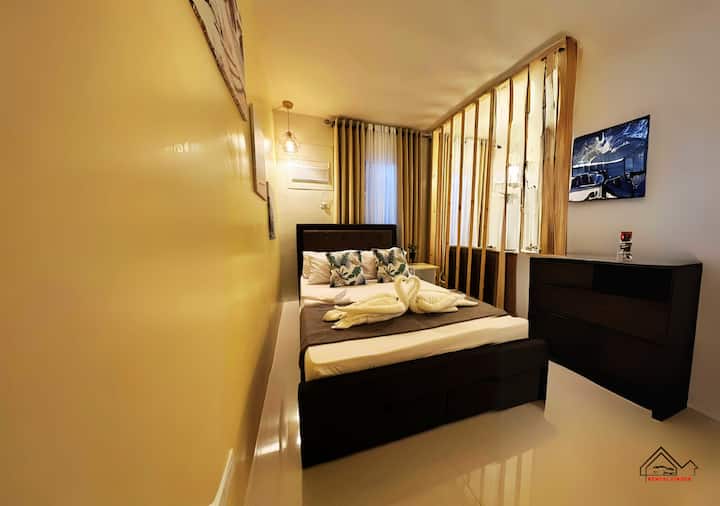 Relax in this stylish, cozy bedroom with modern decor, soft lighting, & plush bedding. Enjoy air conditioning, elegant wall art, and a serene ambiance. Perfect for a restful stay! Book now for a comfortable and luxurious experience! #ShortTermRental