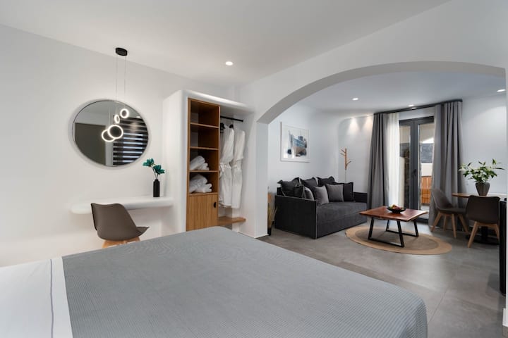 De prachtig ingerichte slaapkamer en de woonkamer!