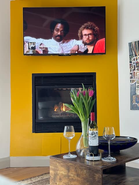 Top performing Airbnb: Historic fun New Edinburgh Loft beside Rideau Hall in Rideau Rockcliffe