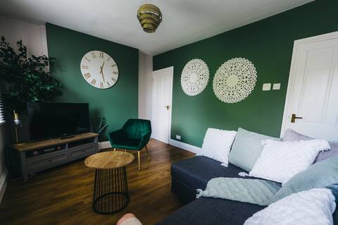 Top performing Airbnb: Stylish Central 3-BR Townhouse + Netflix in Royal Leamington Spa