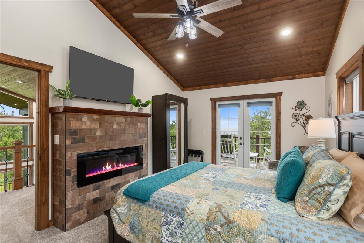 Shtrihu para oxhakut në këtë krevat luksoz "king" dhe shiko filmat e tu të preferuar.  Shijo pamjet e jashtëzakonshme nga veranda jote private, e pajisur me karrige të rehatshme lëkundëse.