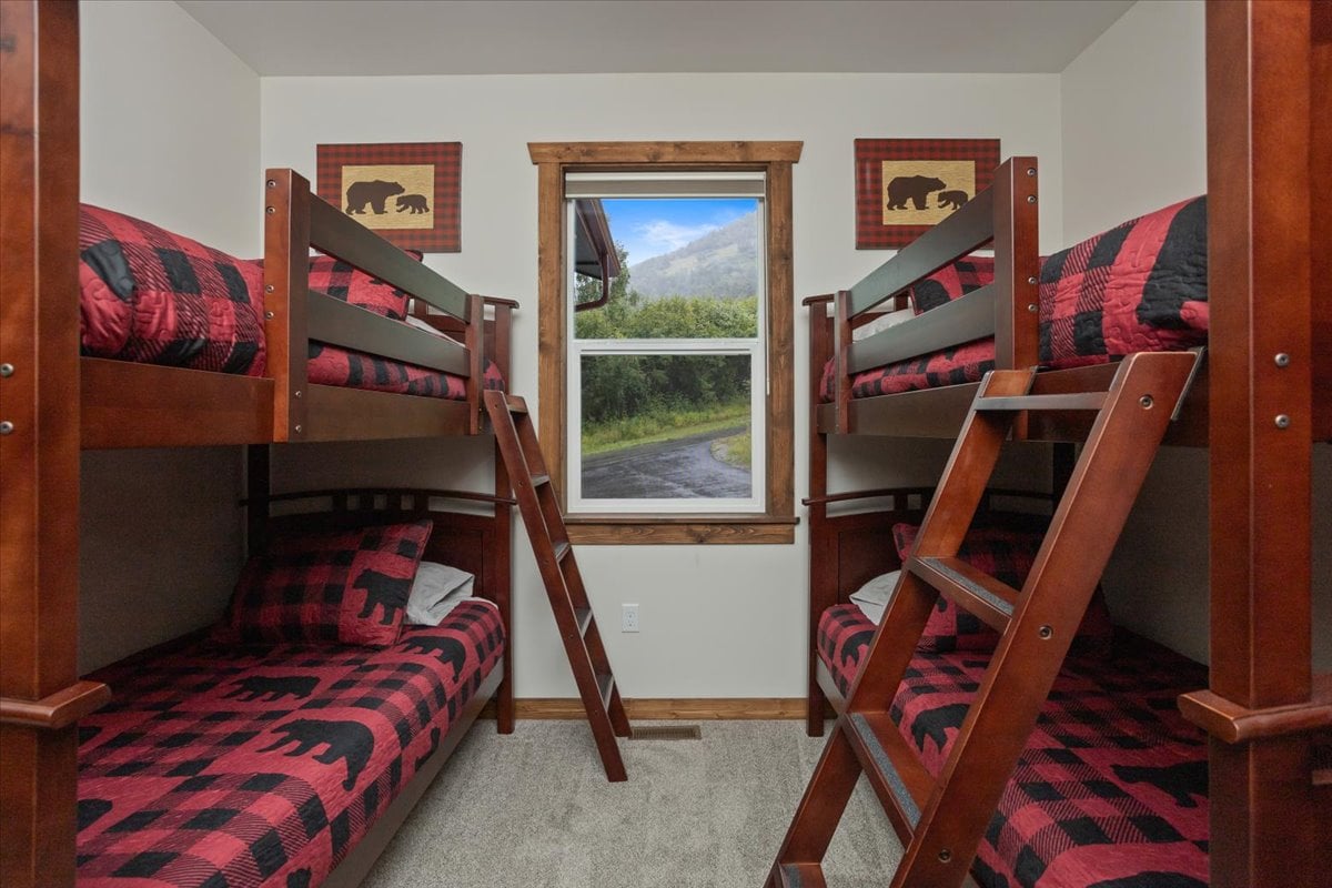 Fëmijët e të gjitha moshave do të shijojnë këtë dhomë të rehatshme të pajisur me perde të errëta, një televizor ROKU dhe lodra fëmijësh me tematikë Alaskën.  Dollapi ruan karrige shtesë në dhomën e ngrënies.