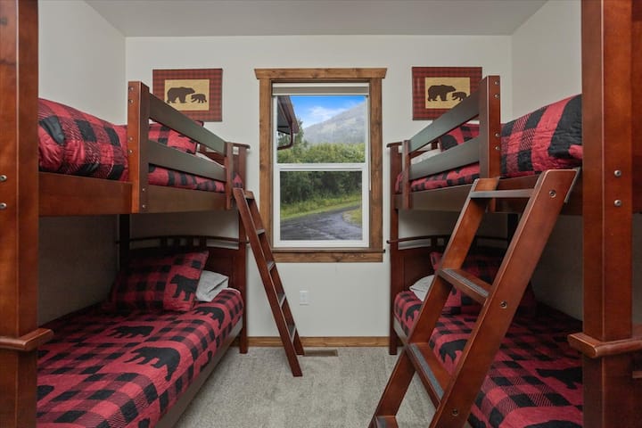 Ყველა ასაკის ბავშვი ისარგებლებს ამ სახალისო ორსართულიანი ოთახით, რომელიც აღჭურვილია უშუქო ფარდებით, ROKU ტელევიზორით და ალასკის თემატიკის საბავშვო სათამაშოებით.  Კარადაში ინახება დამატებითი სასადილო ოთახის სკამები.