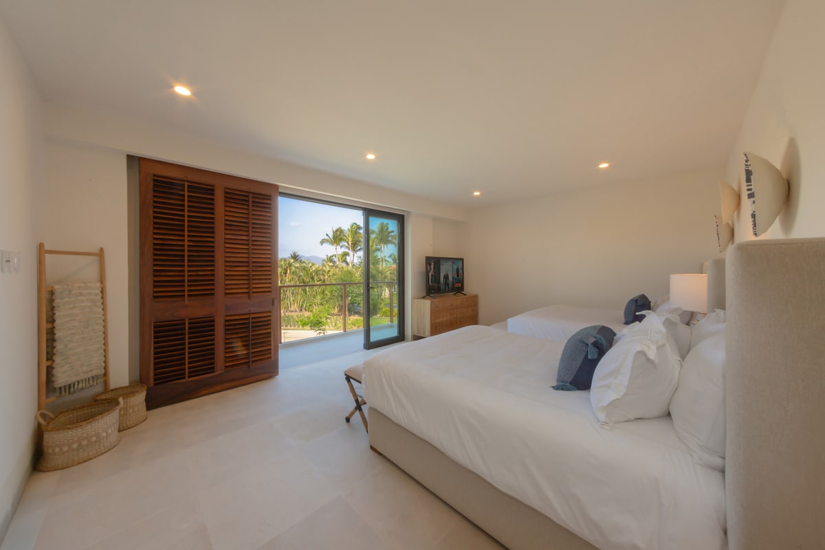 Dy krevate dopio "queen" me ndjesi të hapur dhe banjë në suitë