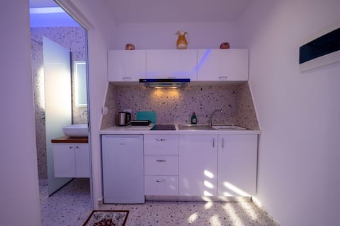 Top performing Airbnb: Modern Studio With Balcony 10 - Vila Veli Brothers in Bashkia Sarandë