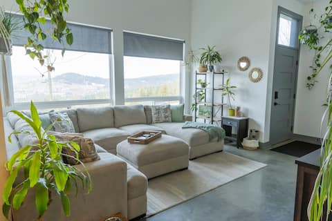 Top performing Airbnb: Mountain Escape: Close to Silverstar Mountain in North Okanagan C