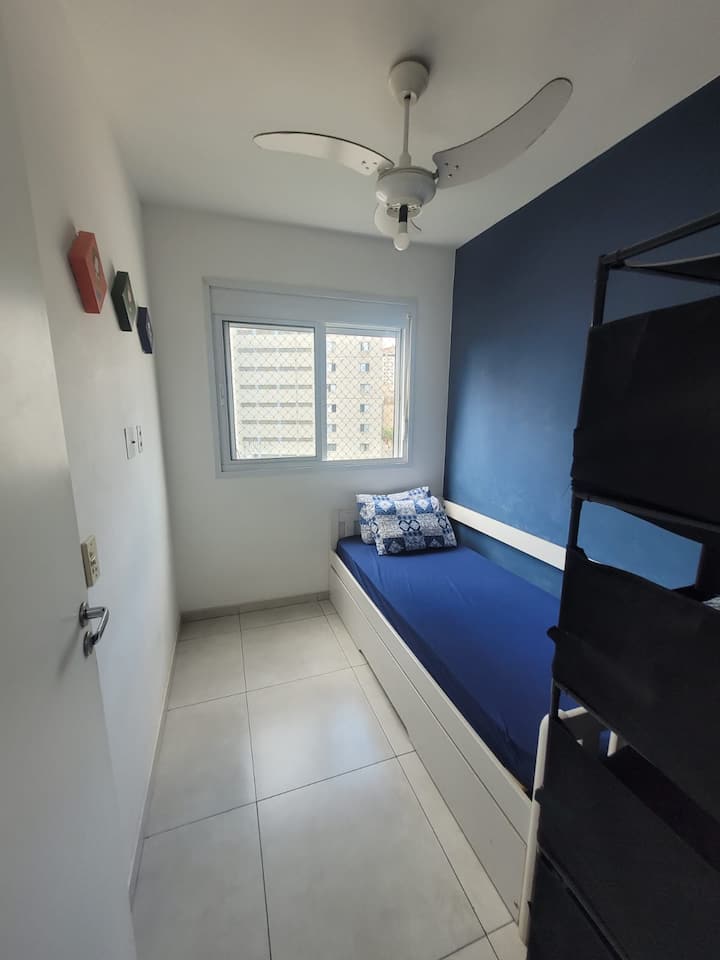 Ne ofrojmë peshqirë dhe batanije për 10 R$ (R$ 5 për çdo artikull), nëse preferon të mos e marrësh me vete. Tarifa mbulon kostot e pastrimit dhe na ndihmon ta mbajmë vlerën tonë të përditshme më të përballueshme. Është në diskrecionin tënd të marrësh me qira ose të sjellësh nga shtëpia.