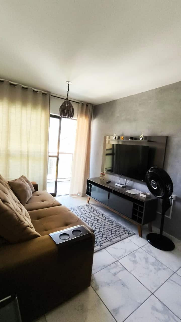 Obývacia izba s inteligentnou TV, zatiahnuteľnou pohovkou, turbo ventilátorom. Pohodlné a útulné prostredie pre vás a vašu rodinu.