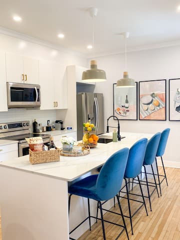 Luxury 3 Bedroom + 2 Parking Downtown