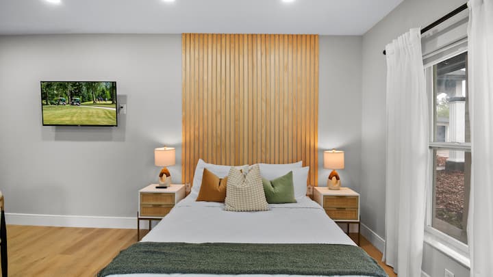 Posteľ veľkosti Queen s matracom s pamäťovou penou.