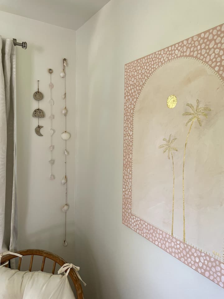 Chumba hiki cha kulala kinajumuisha vitanda viwili vidogo au chaguo la godoro kamili linaloweza kupulizwa. Samahani, ninasahau kupiga picha bora kila wakati - itakuja hivi karibuni :)