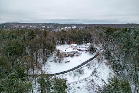 Close to Skiing, Hot Tub, Fire Pit, 15-acres