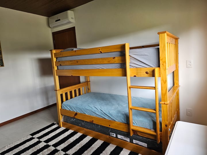 Dhoma 3 me treliche prej druri, me ajër të kondicionuar.