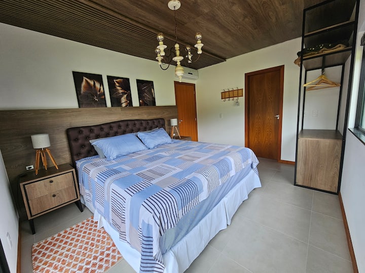 Suita kryesore me krevat dopio "king" dhe televizor.