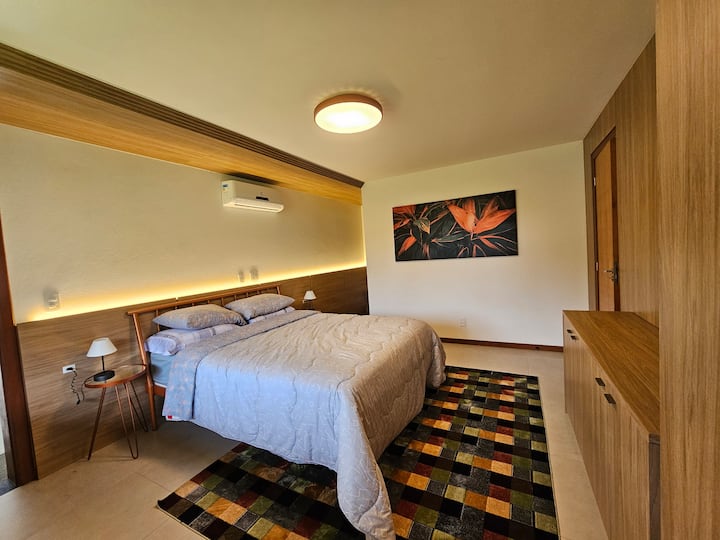 Suita 2 me krevat dopio "queen", me ajër të kondicionuar.