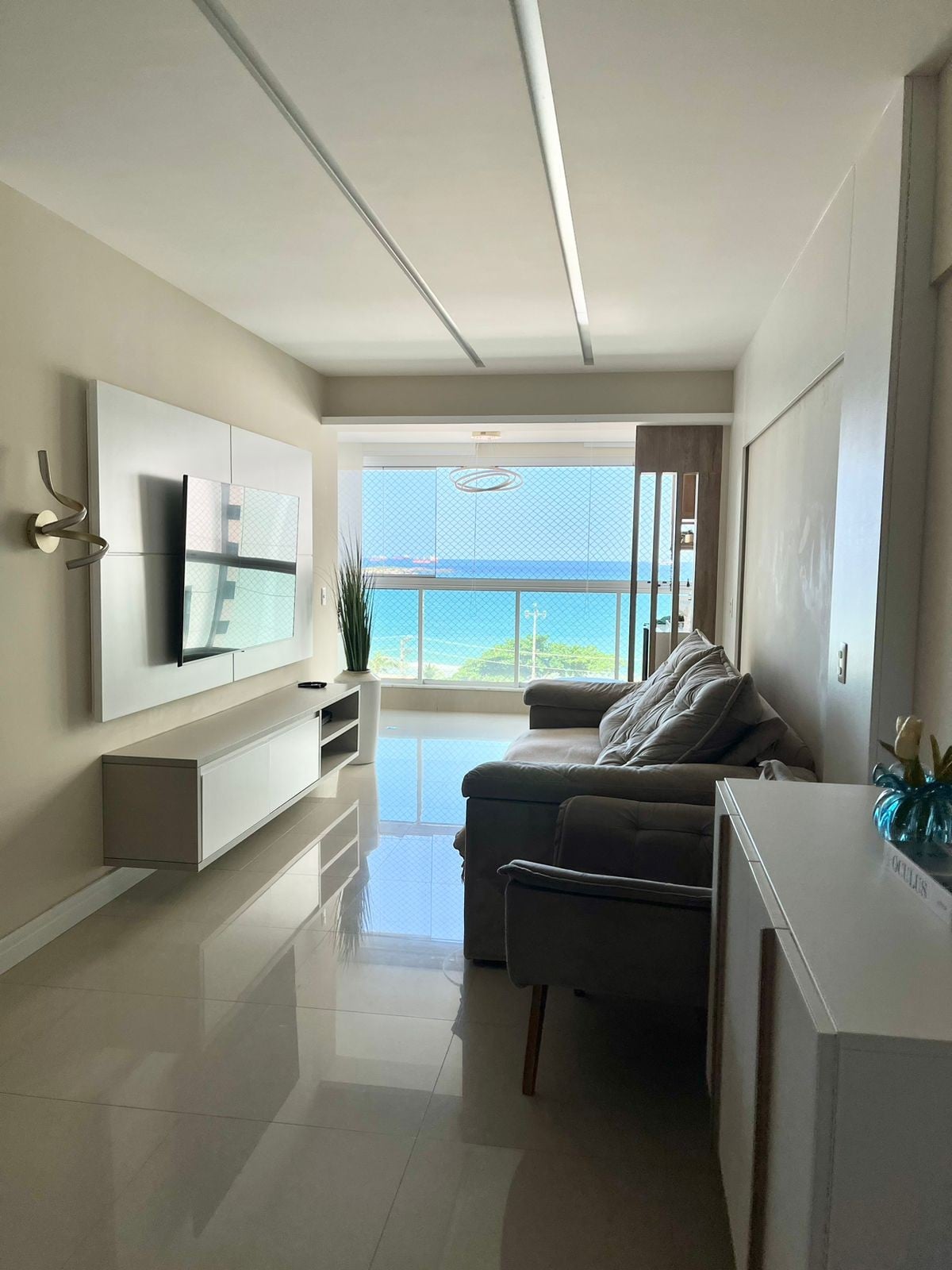 Sala de estar y TV,  con una hermosa vista del mar...