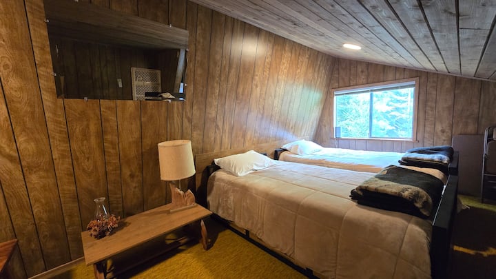 El loft de arriba tiene dos camas individuales.