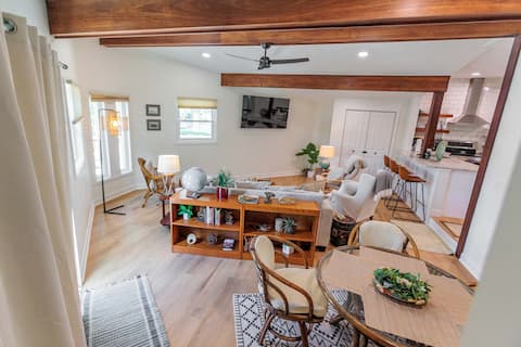 Beaver Lodge Lakeside Cottage with hot tub!