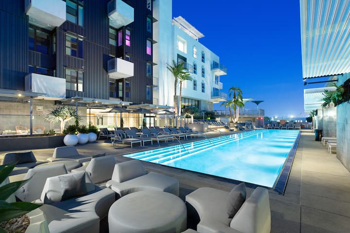 10/10 Location / Hollywood Luxury Oasis