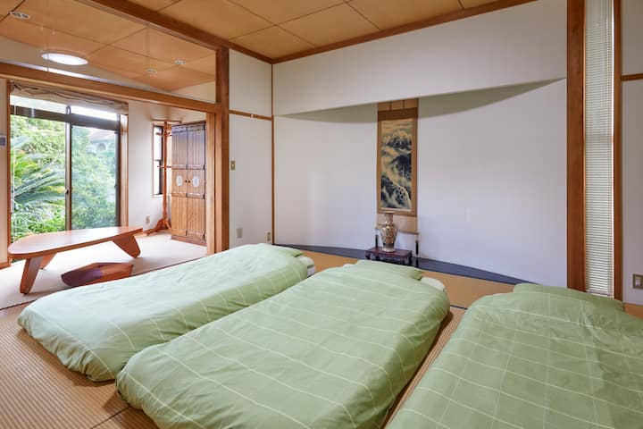 La habitación de estilo japonés es un dormitorio.
Ofrecemos futones.