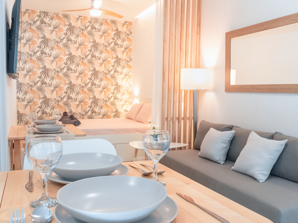 Top performing Airbnb: Cozy Studio in Triana with Jacuzzi and Wi-Fi in Barrio León