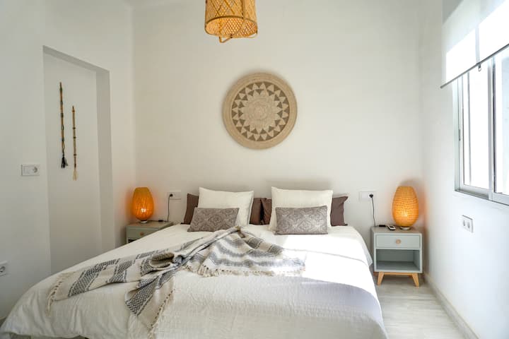 La habitación principal dispone de DOS camas individuales. EN LA FOTO DEL ANUNCIO LA CAMA  ESTÁ ARMADA “A PEDIDO” PARA USO DOBLE.
 La habitación cuenta con aire acondicionado Frio calor.  