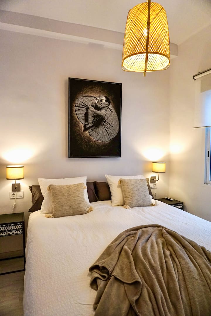 La segunda habitación también dispone de DOS camas individuales. EN LA FOTO DEL ANUNCIO LA CAMA  ESTÁ ARMADA “A PEDIDO” PARA USO DOBLE.
 La habitación cuenta con aire acondicionado Frio calor.  