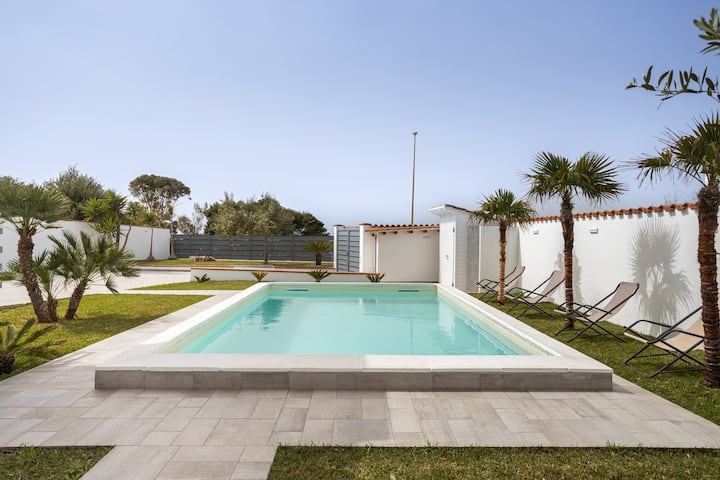 Villa with Pool on the Sea