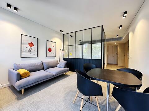 Modern Loft near Central. Aircon, Balcony, Trendy!