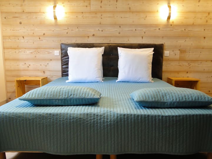 1. spavaća soba: odvojeni bračni krevet (180 × 190 cm).