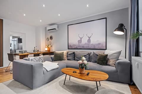 Popular Airbnb listing: Edler Wohnraum: 3-BR Suite Fireplace A/C 8 Guests in Chemnitz