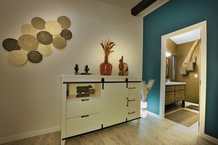 Necesitas un poco de espacio para tus pertenencias, utiliza este hermoso mueble que aporta una sensación de simplicidad y encanto al espacio, como un sillín bien gastado o un par de botas favoritas.