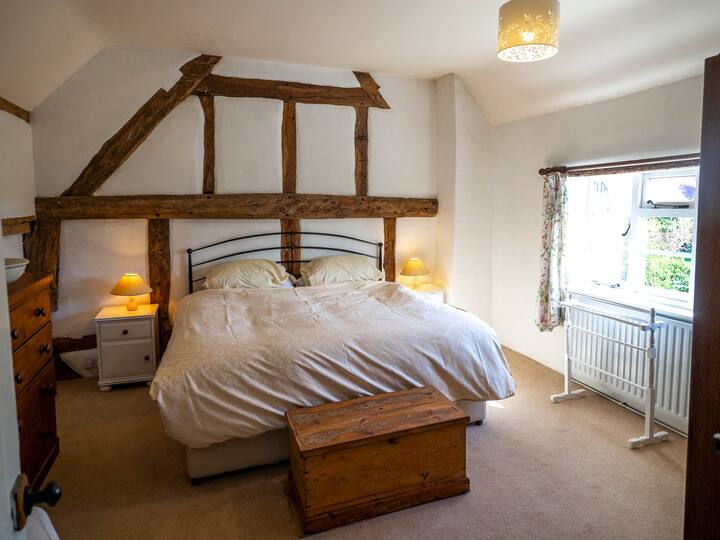 Prostrana glavna spavaća soba s luksuznim bračnim krevetom. Elegantno namješten za vrhunsku udobnost i opuštanje, osiguravajući miran odmor.