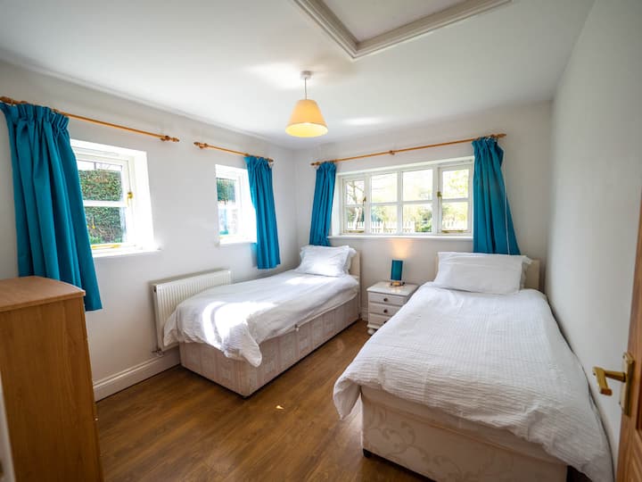 Praktična spavaća soba u prizemlju s dva odvojena kreveta. Lako dostupan i udoban, idealan za goste koji preferiraju smještaj u prizemlju.