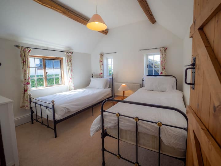 Dodatna spavaća soba s dva kreveta za jednu osobu kojoj se može pristupiti kroz primarnu sobu. Udoban i dobro osvijetljen, savršen za goste kojima je potreban dodatni prostor za spavanje.