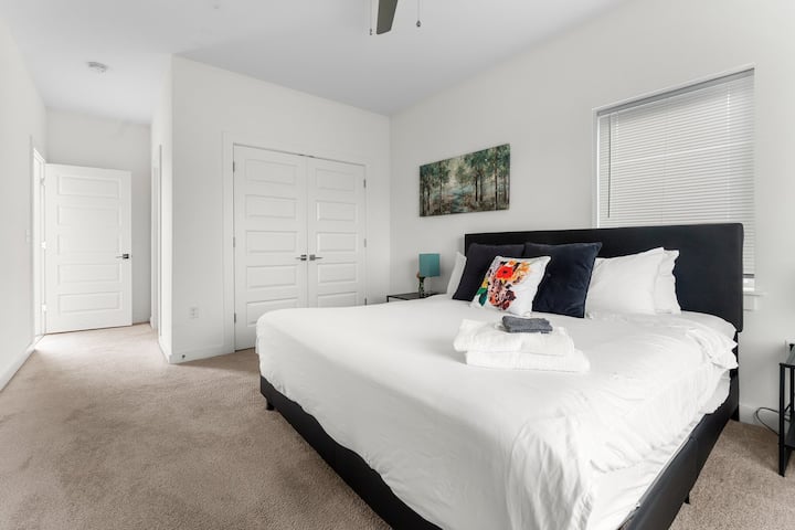 В нашето светилище на Airbnb ви очакват меки, луксозни кърпи. Увийте се в комфорт и се отдайте на разглезен престой. 