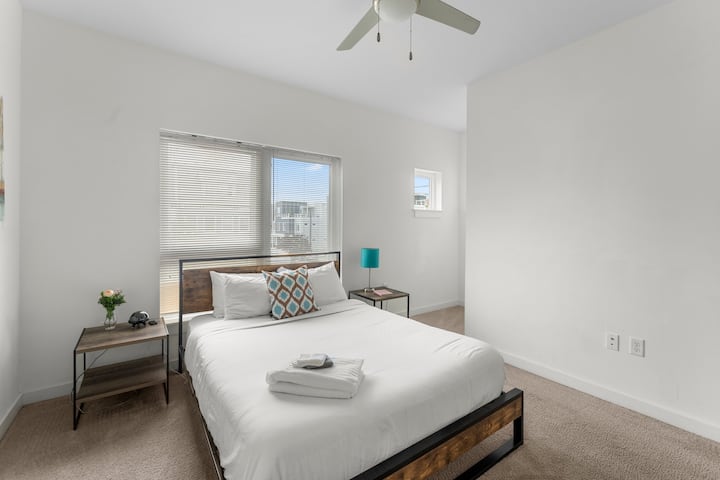 Добре дошли в спокойното си уединение! Отпуснете се в просторния комфорт на нашето двойно легло, заобиколено от естествена светлина от четири прозореца. Пригответе се за деня в скрина с огледало, чувствайки се освежени и подмладени. ️