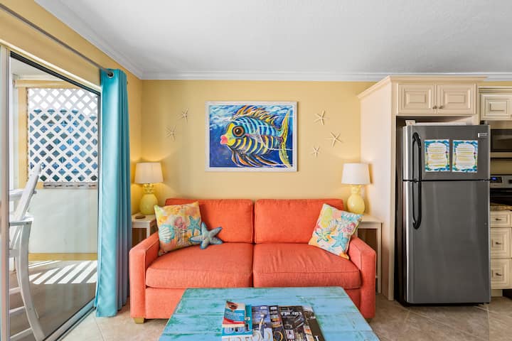 Groovy Grouper: Beachside Condo W/ Balcony & Pool - Galveston, TX
