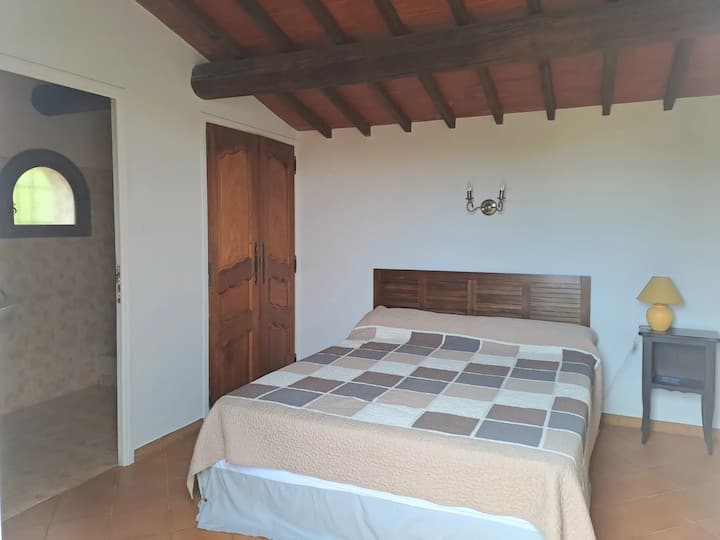 Elternschlafzimmer im Obergeschoss mit Bad und Schränken