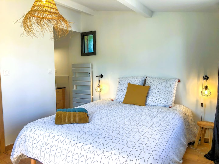 Deuxième chambre — lit queen-size (160 cm) — ouverte automatiquement pour 3–4 voyageurs