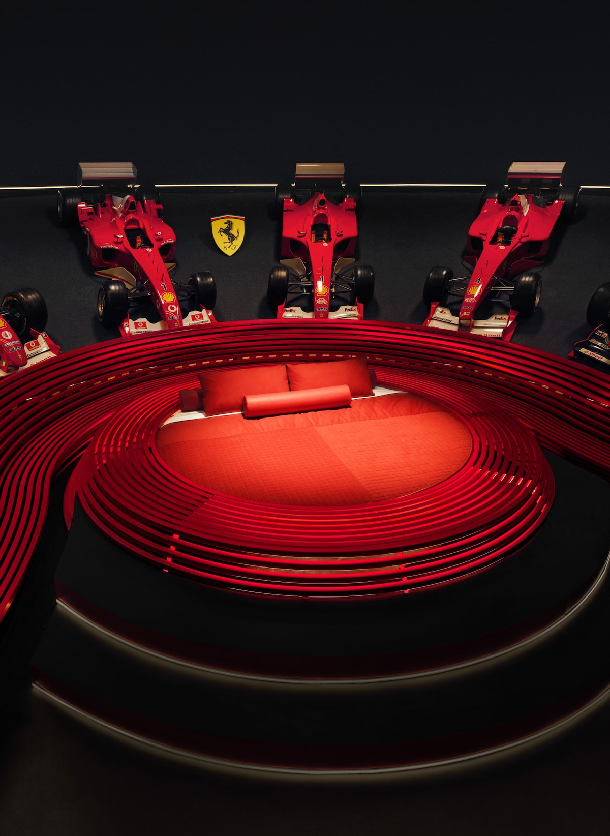 Nous avons installé un lit au musée Ferrari. Son design s'inspire des voitures de course placées tout autour. Il a été cousu à la main, dans la toute nouvelle nuance de rouge créée cette saison. Le métal utilisé pour la décoration de la salle fait 3 000 mètres de long, soit la longueur exacte du circuit de Maranello.